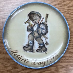 Collectors series. 14 pieces.Schmid decorative Mother’s Day art by Berta Hummel